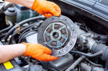 Frizione auto: come funziona e quando va controllata.