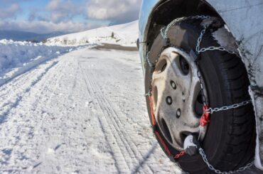 Catene da Neve vs. Calze da Neve: Quali Scegliere e Quali Sono Omologate