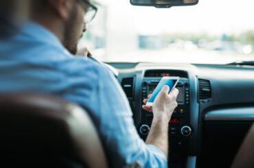Guida all’Utilizzo del Cellulare al Volante: Cosa Cambia con il Codice della Strada 2025